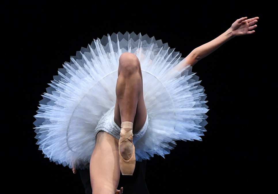 Гибкая балерина занимается в студии в одной лишь пачке