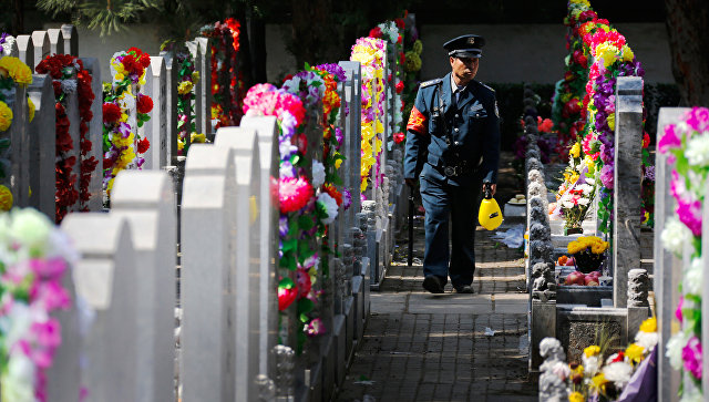 В Китае начали уничтожать гробы и запрещать похороны