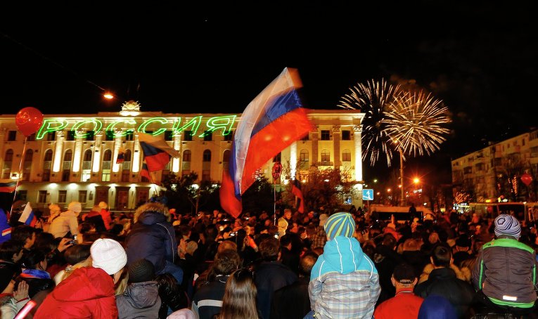 Зрители праздничного салюта в Симферополе Зрители праздничного салюта в Симферополе