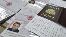 Оформление паспортов граждан РФ жителям Крыма. Архивное фото Оформление паспортов граждан РФ жителям Крыма. Архивное фото