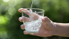 Стакан с водой. Архивное фото Стакан с водой. Архивное фото