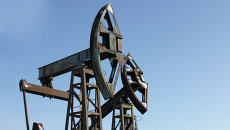 Нефтяной станок-качалка. Архивное фото Нефтяной станок-качалка. Архивное фото