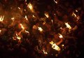 Верующие во время схождения Благодатного огня в храме Гроба Господня в Иерусалиме Верующие во время схождения Благодатного огня в храме Гроба Господня в Иерусалиме