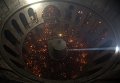 Верующие во время схождения Благодатного огня в храме Гроба Господня в Иерусалиме Верующие во время схождения Благодатного огня в храме Гроба Господня в Иерусалиме