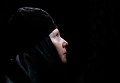 Верующая во время схождения Благодатного огня в храме Гроба Господня в Иерусалиме Верующая во время схождения Благодатного огня в храме Гроба Господня в Иерусалиме