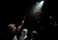 Верующие во время схождения Благодатного огня в храме Гроба Господня в Иерусалиме Верующие во время схождения Благодатного огня в храме Гроба Господня в Иерусалиме