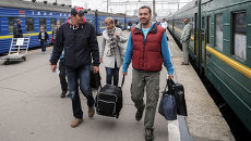 Пассажиры на Киевском вокзале в Москве. Архивное фото Пассажиры на Киевском вокзале в Москве. Архивное фото