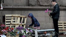 Цветы в память о погибших в результате пожара в Доме профсоюзов в Одессе Цветы в память о погибших в результате пожара в Доме профсоюзов в Одессе