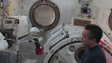Первый космический робот попрощался с отбывающим с МКС астронавтом Первый космический робот попрощался с отбывающим с МКС астронавтом