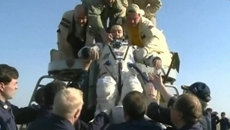 Возвращение спускаемого аппарата Союза с экипажем МКС. Кадры приземления Возвращение спускаемого аппарата Союза с экипажем МКС. Кадры приземления