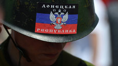 Человек в каске с флагом ДНР. Архивное фото Человек в каске с флагом ДНР. Архивное фото