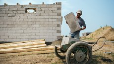 Рабочий на строительстве дома Рабочий на строительстве дома
