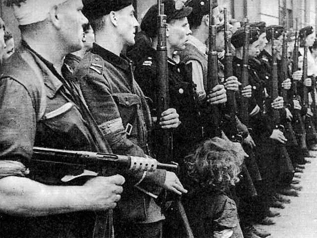 Почётный взвод батальона Kiliński. Варшава, сентябрь 1944 года Почётный взвод батальона Kiliński. Варшава, сентябрь 1944 года