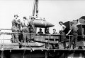 Немецкие солдаты заряжают самоходную мортиру Карл. Возле Варшавы, Август-сентябрь 1944 Немецкие солдаты заряжают самоходную мортиру Карл. Возле Варшавы, Август-сентябрь 1944