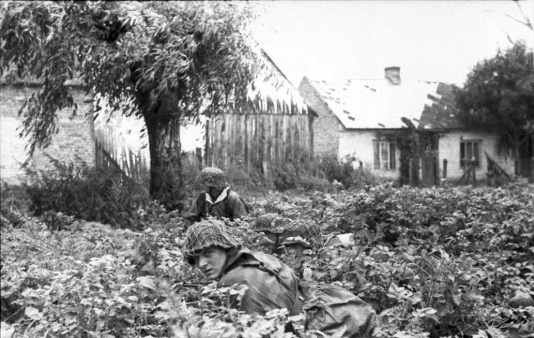 Немецкие солдаты в пригороде Варшавы. Август 1944 Немецкие солдаты в пригороде Варшавы. Август 1944
