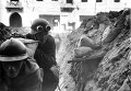 Бойцы батальона Густав доставляют по траншее мешки с зерном для восставших. 12 сентября 1944-го года Бойцы батальона Густав доставляют по траншее мешки с зерном для восставших. 12 сентября 1944-го года