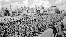 Колонна пленных немцев перед Белорусским вокзалом в Москве Колонна пленных немцев перед Белорусским вокзалом в Москве
