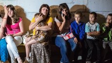 Учащиеся школы № 13 Славянска укрываются от артобстрела в подвале школы. Во время занятий в школу попал снаряд Учащиеся школы № 13 Славянска укрываются от артобстрела в подвале школы. Во время занятий в школу попал снаряд