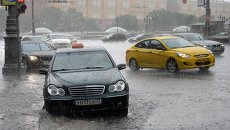 Автомобили на Тверской улице в Москве во время ливня. Архивное фото Автомобили на Тверской улице в Москве во время ливня. Архивное фото
