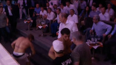 Путин помог подняться упавшему с татами самбисту Путин помог подняться упавшему с татами самбисту