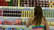 Покупатель в отделе фруктов гипермаркета. Архивное фото Покупатель в отделе фруктов гипермаркета. Архивное фото
