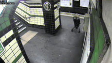 Ребенок в коляске упал на рельсы метро в Лондоне. Запись камер наблюдения Ребенок в коляске упал на рельсы метро в Лондоне. Запись камер наблюдения