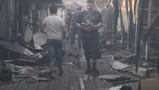 Жители Ясиноватой вместе с пожарными тушили рынок после артобстрела Жители Ясиноватой вместе с пожарными тушили рынок после артобстрела
