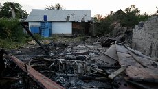 Разрушенный частный дом после обстрела в Донецке Разрушенный частный дом после обстрела в Донецке