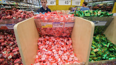 Кондитерская продукция украинских производителей на прилавке магазина Кондитерская продукция украинских производителей на прилавке магазина