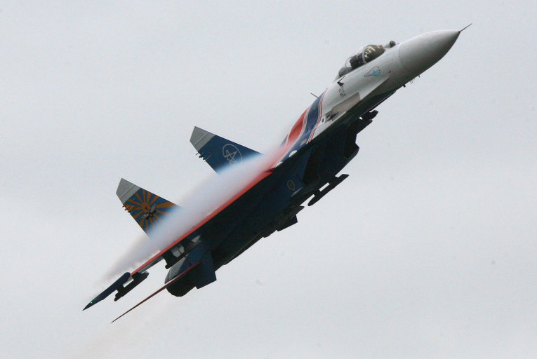 Истребитель Су-27 российской пилотажной группы Русские Витязи Истребитель Су-27 российской пилотажной группы Русские Витязи