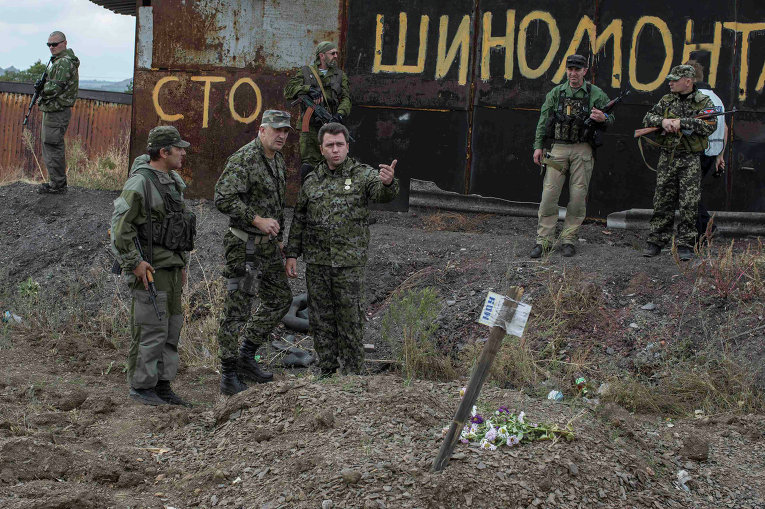 Бойцы народного ополчения возле братской могилы в селе Нижняя Крынка Бойцы народного ополчения возле братской могилы в селе Нижняя Крынка