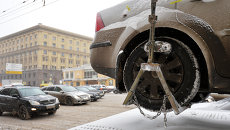 Эвакуация неправильно припаркованных автомобилей. Архивное фото Эвакуация неправильно припаркованных автомобилей. Архивное фото