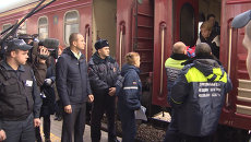 Медики встретили на вокзале прибывших на лечение детей из Донецка Медики встретили на вокзале прибывших на лечение детей из Донецка