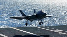 Американский истребитель F-35C садится на палубу авианосца Nimitz Американский истребитель F-35C садится на палубу авианосца Nimitz