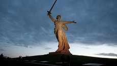 Монумент Родина-мать зовет! на Мамаевом кургане. Архивное фото Монумент Родина-мать зовет! на Мамаевом кургане. Архивное фото