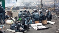 Сотрудники правоохранительных органов на площади Независимости в Киеве, где происходят столкновения митингующих и сотрудников милиции Сотрудники правоохранительных органов на площади Независимости в Киеве, где происходят столкновения митингующих и сотрудников милиции