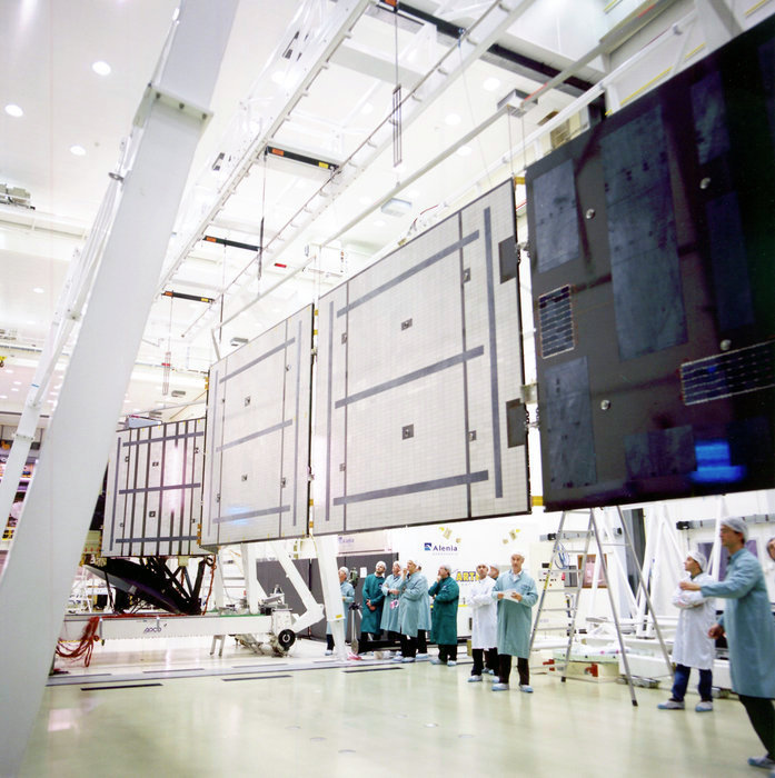 Одно из двух массивных крыльев-солнечных баттарей космического аппарата Rosetta. 2002 год Одно из двух массивных крыльев-солнечных баттарей космического аппарата Rosetta. 2002 год