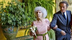 Испанская герцогиня Альба и Альфонсо Диез во время свадьбы Испанская герцогиня Альба и Альфонсо Диез во время свадьбы