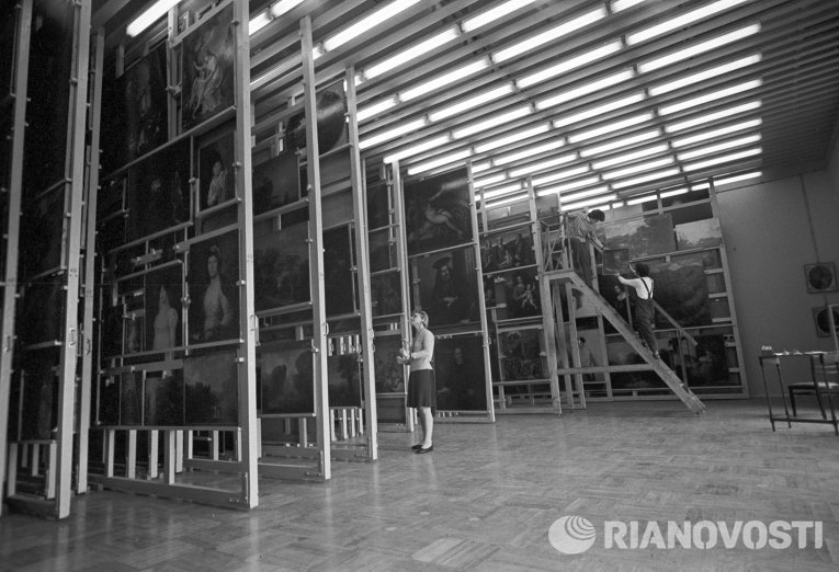 Запасник картин в Эрмитаже Запасник картин в Эрмитаже