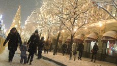 Жители гуляют на Красной площади у здания ГУМа Жители гуляют на Красной площади у здания ГУМа