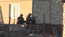 Силовики обстреляли дом с боевиками во время спецоперации в Дагестане Силовики обстреляли дом с боевиками во время спецоперации в Дагестане