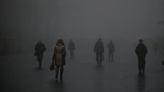 Люди на улице Киева. Архивное фото Люди на улице Киева. Архивное фото