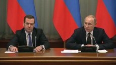 Путин поручил кабмину сосредоточиться на курсе рубля и соцобязательствах Путин поручил кабмину сосредоточиться на курсе рубля и соцобязательствах