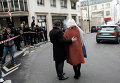 Люди стоят возле офиса издания Charlie Hebdo в Париже Люди стоят возле офиса издания Charlie Hebdo в Париже