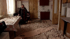 Жители Донецка показали разрушенные после ночного обстрела дома Жители Донецка показали разрушенные после ночного обстрела дома