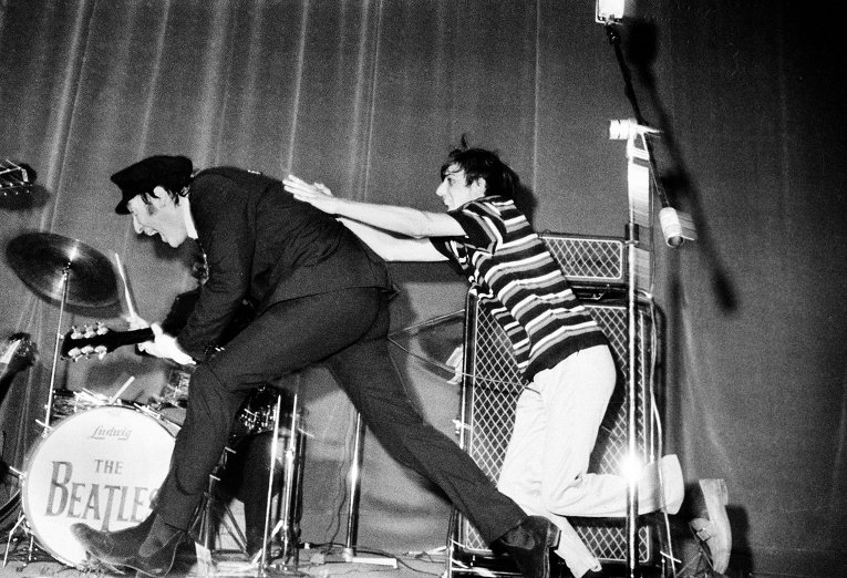 Джон Леннон уклоняется от фаната группы The Beatles во время выступления в Риме, 1965 год Джон Леннон уклоняется от фаната группы The Beatles во время выступления в Риме, 1965 год