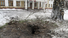 Воронка артиллерийского снаряда на одной из улиц Донецка Воронка артиллерийского снаряда на одной из улиц Донецка