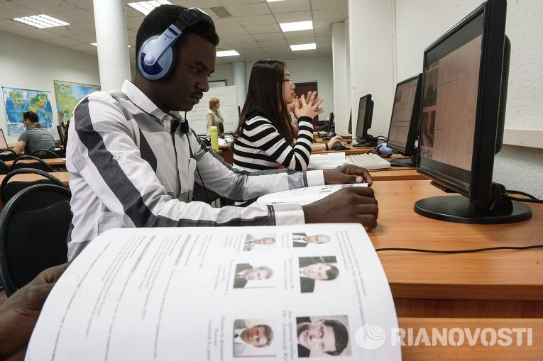 Студенты на уроке русского языка иностранцам в Российском университете дружбы народов Студенты на уроке русского языка иностранцам в Российском университете дружбы народов