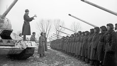 Танкисты перед боем. Танкисты перед боем.
