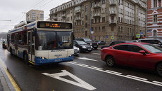 Автобус в центре Москвы. Архивное фото Автобус в центре Москвы. Архивное фото